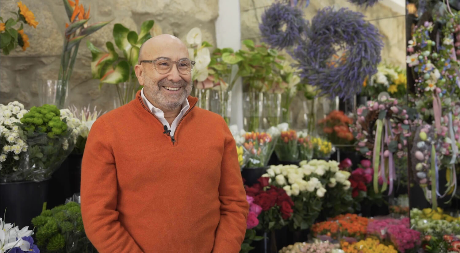 Fotografia de Joaquim Santos na loja de flores.