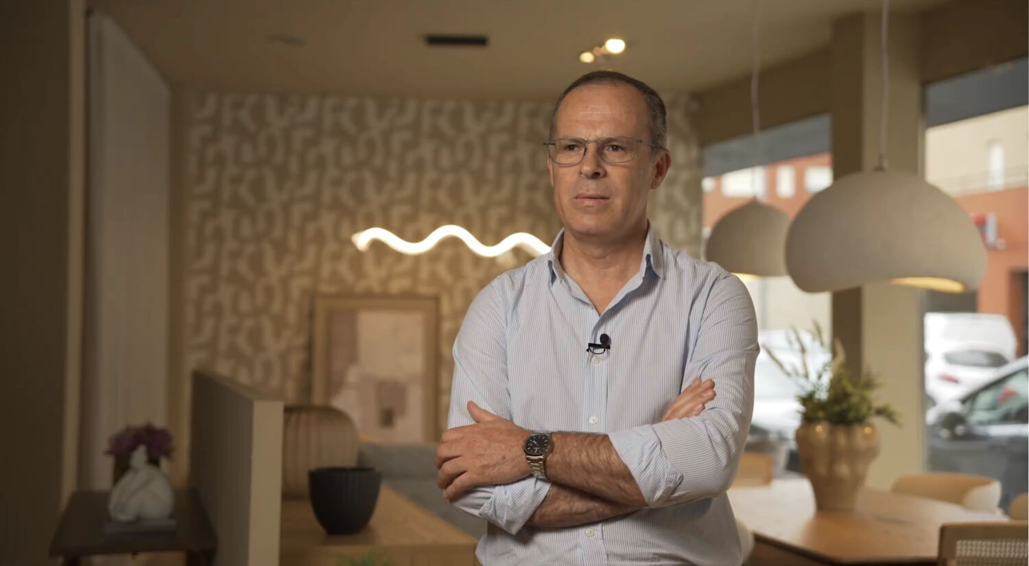 Proprietário da loja Só Lar a falar sobre o seu negócio no interior da loja.