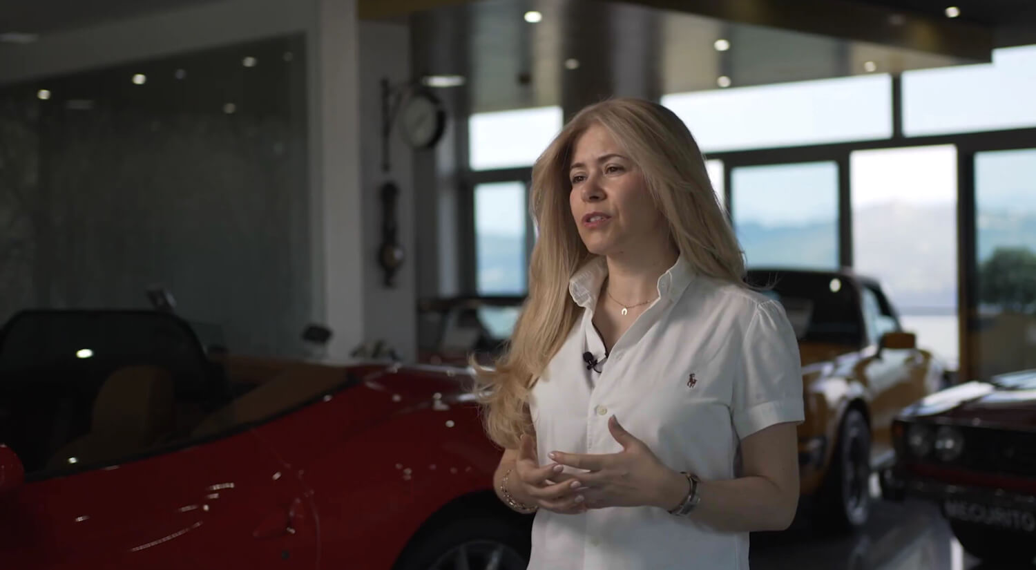Colaboradora da Mecurito Auto Clássicos SA no interior do stand.